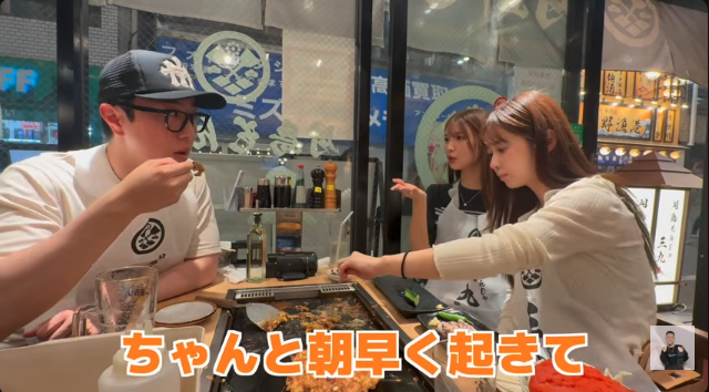 Nokin616's tweet photo. 「相手にお金を1mmも求めてない。」
高収入キャバ嬢2人が断言した言葉が、
頭から離れないです。

━━━━━━━━━━━━━

①「お金を1mm求めていない」理由
JPさんが結婚相手に求めるものを聞くと、にじほさんとサンゴさんは即答した。
「もうお金とかじゃないかもね。
やっぱそうなってくるよね。
相手にお金を1mmも求めてない。」

自分自身で稼いでいるからこそ、相手には別の何かを求めるようになる。

「今からディズニー行こうとなった時に、タクシーで往復出せる。
これが最低ライン。爆お金持ちじゃなくていい。」

派手な生活ではなく、一緒にいて快適な日常を送れるかどうか。
その基準が、夜職で稼ぐ女性の恋愛観を変える。

━━━━━━━━━━━━━

②「爆金持ちの共通点は朝型だった」
「でも仕事してるかも、ちゃんと。
朝早く起きて仕事してる人が多い。
みんな稼いでるから自信があるように見える。」
「僕なんか・・・みたいな系はおらん」とにじほさんが笑う。

成功してきた実績があるから自信がある。
その自信があるから人に信頼される。
そういうループが、爆金持ちを作っていくのかもしれないです。

━━━━━━━━━━━━━

③にじほさん、「出勤中のタクシーで泣いた」
「ほんまにストレスのお客さんがいて。
出勤のタクシーの中で泣いたりとかしてたんです。ストレスすぎて。」

色恋ではないが「こじらせた客」で、思っていないことを言わされるのがストレスだったという。

黒服の「そんな人もう切っていいよ、絶対次が来るから」という言葉で、踏ん切りがついた。

ストレスになる人間関係を断ち切る勇気は、夜職に限らず全員に必要なものだと思う。