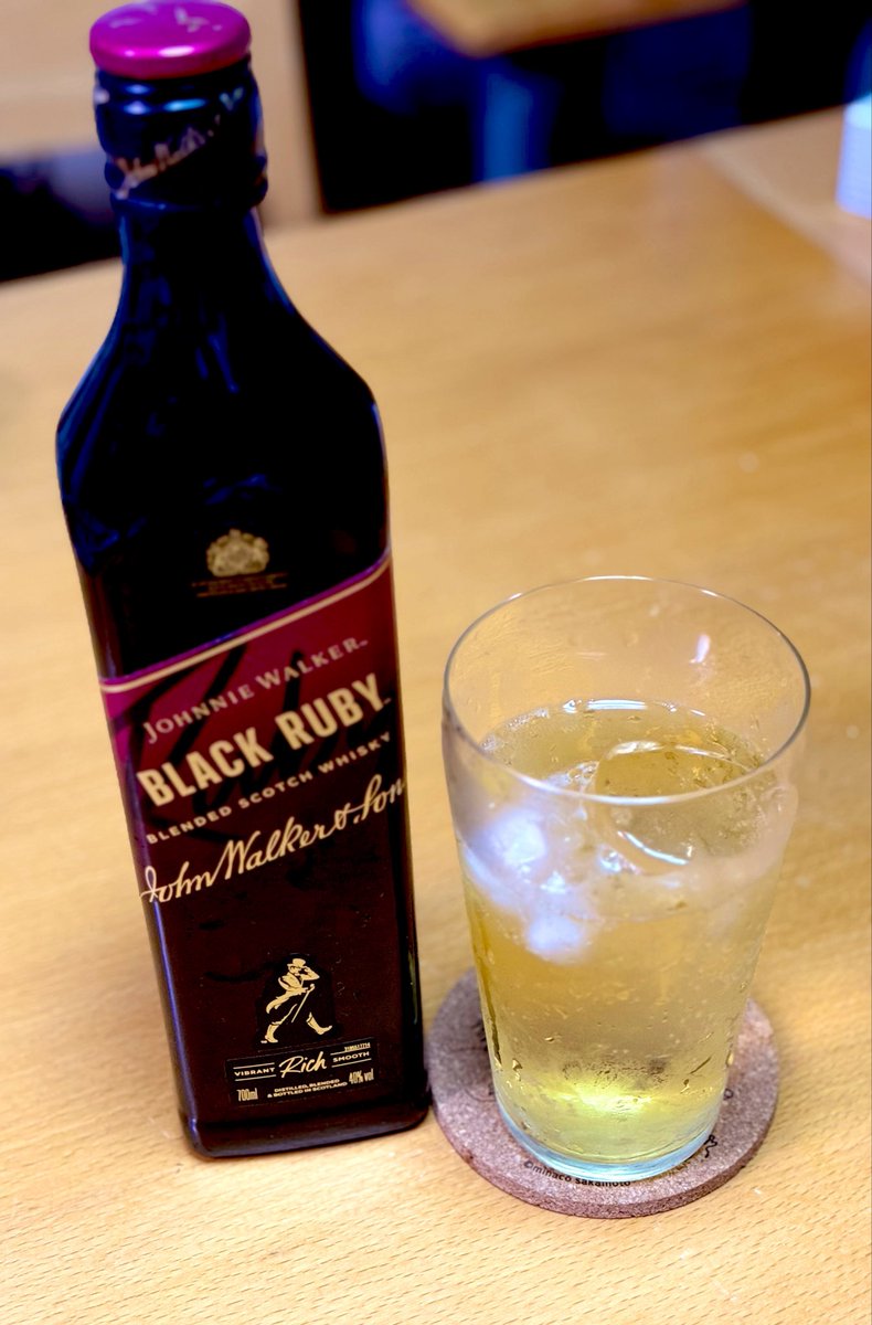 Daddystv1's tweet photo. ジョニーウォーカー
ブラックルビー🥃

明日は休みだ❗️
至福の時を楽しもう☺️✨

#ウイスキー 
#乾杯 https://t.co/Oz4kkFh1Xa