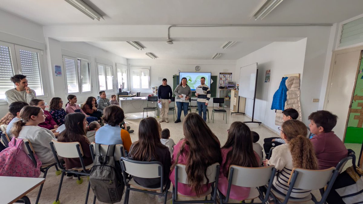 FUNDHEX's tweet photo. 🧩 DIFERENTES PERO IGUALES
Nuestra próxima parada nos lleva al CEIP La Anunciación de Valverde de Mérida. Desde FUNDHEX vivimos una mañana increíble de aprendizaje y talleres sobre discapacidad intelectual. ¡Aulas que construyen un mundo donde la diversidad suma! https://t.co/BDEp5e2gPY
