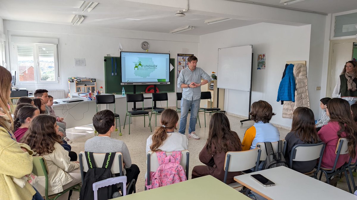 FUNDHEX's tweet photo. 🧩 DIFERENTES PERO IGUALES
Nuestra próxima parada nos lleva al CEIP La Anunciación de Valverde de Mérida. Desde FUNDHEX vivimos una mañana increíble de aprendizaje y talleres sobre discapacidad intelectual. ¡Aulas que construyen un mundo donde la diversidad suma! https://t.co/BDEp5e2gPY