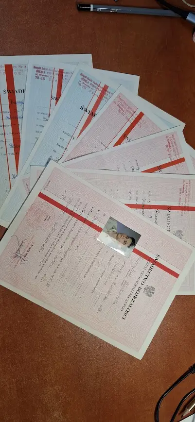 przepla's tweet photo. Odejdę na moment od typowych prokuratorskich tematów na tym koncie i wbiję się w dyskusję o białoczerwonej fladze na świadectwach (zwanych potocznie «czerwonym paskiem»). Pani @MHornaCieslak źle zrobiła – dzieci powinny się od maleńkości uczyć, że nie ma czegoś takiego jak sprawiedliwość¹ a w edukacji działa efekt św. Mateusza: «Każdemu bowiem, kto ma, będzie dodane, tak że nadmiar mieć będzie. Temu zaś, kto nie ma, zabiorą nawet to, co ma.»
Darmowe lody dla «czerwonopaskowców» słusznie uczą dzieci, że ci co wygrali w loterii genowej, urodzili się w dobrych rodzinach, w dobrych dzielnicach (gdzie lepsze szkoły rejonowe), których rodziców stać na korepetycje, których rodzice wykonują poważane zawody będą mieli lepsze świadectwa pomimo mniejszego wysiłku.
Jeżeli ktoś uważa, że «czerwone paski» dostaje się za ciężką pracę i wysiłek to jest po prostu naiwny. Pewnie są takie osoby, ale ja ich nie spotkałem. Paski dostaje się za szczęście i za kapitał genowy i finansowy swoich rodziców oraz z czystego przypadku.
Na zdjęciu są moje świadectwa. Miałem pasek w 4, 7 i 8 klasie oraz w liceum. Nie, nie uczyłem się dużo, po prostu mieszkałem w dobrej dzielnicy Szczecina, chodziłem do bardzo dobrej klasy², dzięki pomocy społecznej miałem co jeść i miałem w domu biurko do nauki. Maturę z angielskiego zdałem na 6 nie dlatego, że uczyłem się języka (bo wcale się nie uczyłem), ale dlatego, że mój ojciec alkoholik włamał się do kabla kablówki i mieliśmy darmową telewizję po angielsku i ja ją z nudów oglądałem całymi wakacjami, starając się jak najwięcej zrozumieć (bo nie było nas stać na żadne wakacyjne wyjazdy.)
Zachowanie miałem wzorowe bo jako dziecko z patologicznej rodziny nauczyłem się siedzieć cicho i nie pyskować nauczycielom. Kolega z klasy (najszybszy doktorat) pyskował i miał obniżone zachowanie i paska nie dostał.
Pasek dostaje się za ogarnięcie, za dobre wrażenie, za to, że można chodzić na kółka przedmiotowe zamiast zostawać w domu i zajmować się młodszym rodzeństwem a przede wszystkim za dobre geny: w tym za brak spektrum autyzmu (albo za bycie tym jednoprocentowym autystykiem, który potrafi być grzeczny), za brak ADHD, za brak dysgrafii, ale nie za pracę i wysiłek. Jeżeli ktoś uważa inaczej to padł ofiarą błędu poznawczego Fenomenu Sprawiedliwego Świata. Znamienne jest, że argumenty często mają postać «ja nie miałem paska ale ci co mają ciężko pracowali a ja nie…» – konstatacja, że mówiący nie miał paska bo po prostu nie miał szczęścia, jest zbyt niebezpieczna dla poczucia spójności świata.
Niech się młodzież od małego uczy, że ci co mają dużo, dostaną więcej a ci co mają mało stracą wszystko! Przecież takie jest dorosłe życie!
* * *
Oceny są inherentnie niesprawiedliwe i nie odzwierciedlają rzeczywistości. Nie bez powodu wydajemy kupę pieniędzy na zewnętrzne egzaminy maturalne – bo oceny szkolne nie przekładają się na wiedzę i my o tym wiemy. Są badania, które wskazują, że dziewczęta bardziej rozwinięte fizycznie mają gorsze oceny z przedmiotów ścisłych³. Niektórzy nauczyciele faworyzują chłopców, inni dziewczęta. Oceny są wymiarem jak uczeń i rodzice potrafią manipulować systemem a nie przekładem na wiedzę.

Mam dzieci w wieku szkolnym. Starszy syn chyba pasek dostanie – ilość pracy, którą włożył = bliska 0, ale ma postawę proszkolną i stara się przestrzegać zasad szkoły (mimo spektrum autyzmu).

¹ Ten post jest sarkastyczny. Pani Rzeczniczka dobrze zrobiła.
² Z mojej klasy maturalnej doktorat zrobiło co najmniej 6 osób.
³ https://t.co/TwHjvSIwze