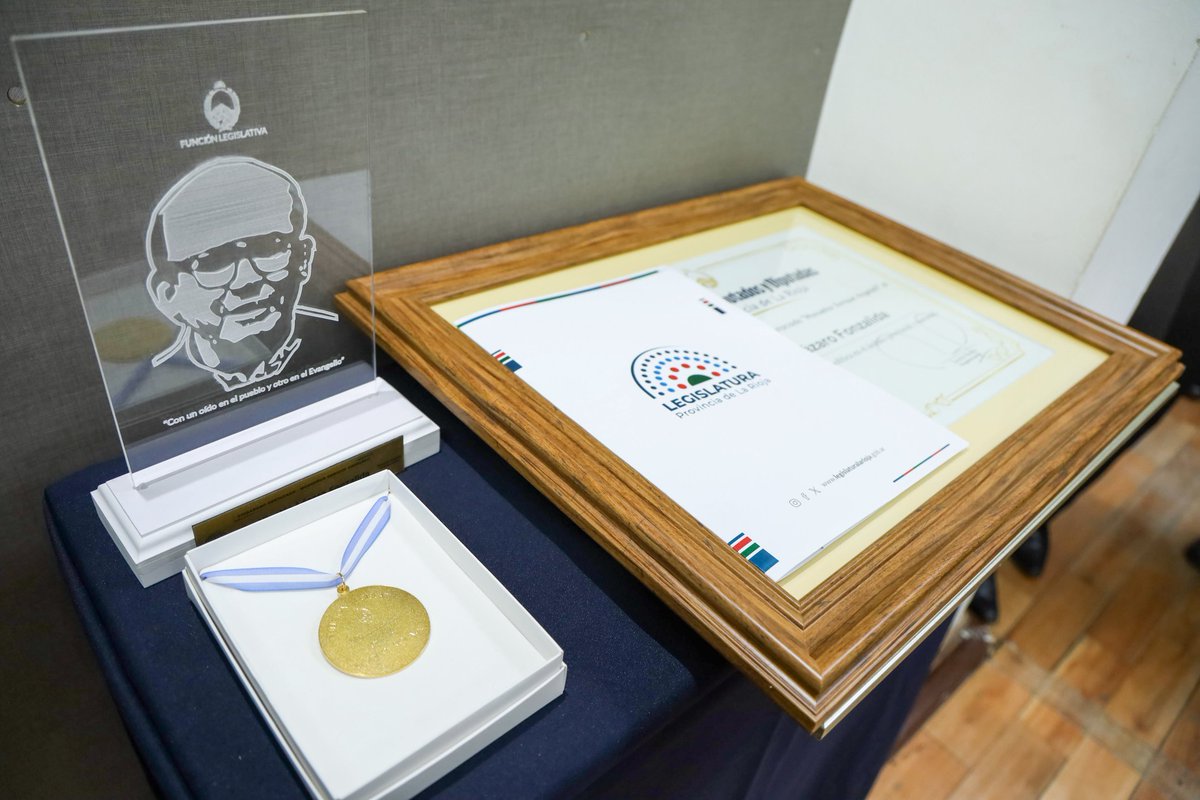 rickiherrera's tweet photo. En un merecido homenaje, la Legislatura de La Rioja reconoció a Nicolás Lázaro Fonzalida. 

Chileciteño de ley. Un hombre de vocación, de trayectoria, de gran valía y que, en lo personal, me inspira profundo respeto.

En este reconocimiento también va todo el cariño y el agradecimiento de quienes tuvimos la dicha de compartir enseñanzas, recorridos y momentos de la vida política.

¡Gracias, "Fonsha" querido!