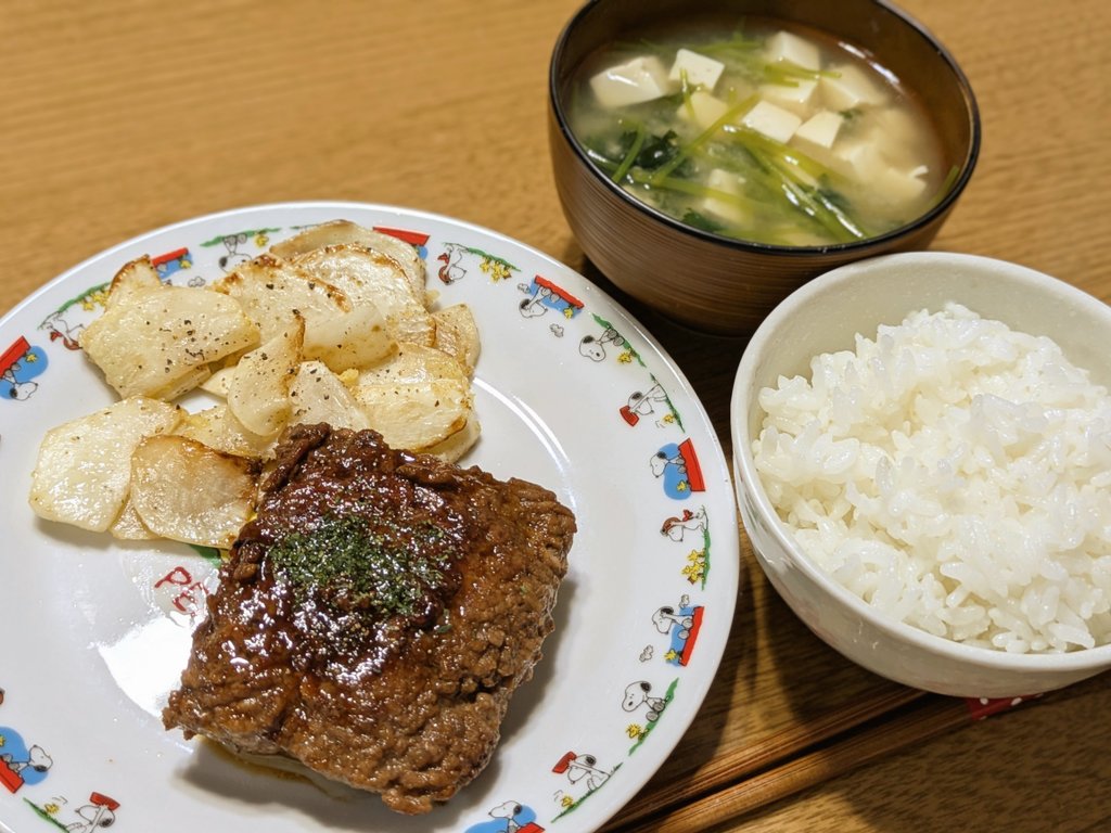 oonuma31's tweet photo. 予定があるので、おてがる夕飯(/･ω･)/
カブ焼くと甘くて好き https://t.co/iSvU3xsP8X