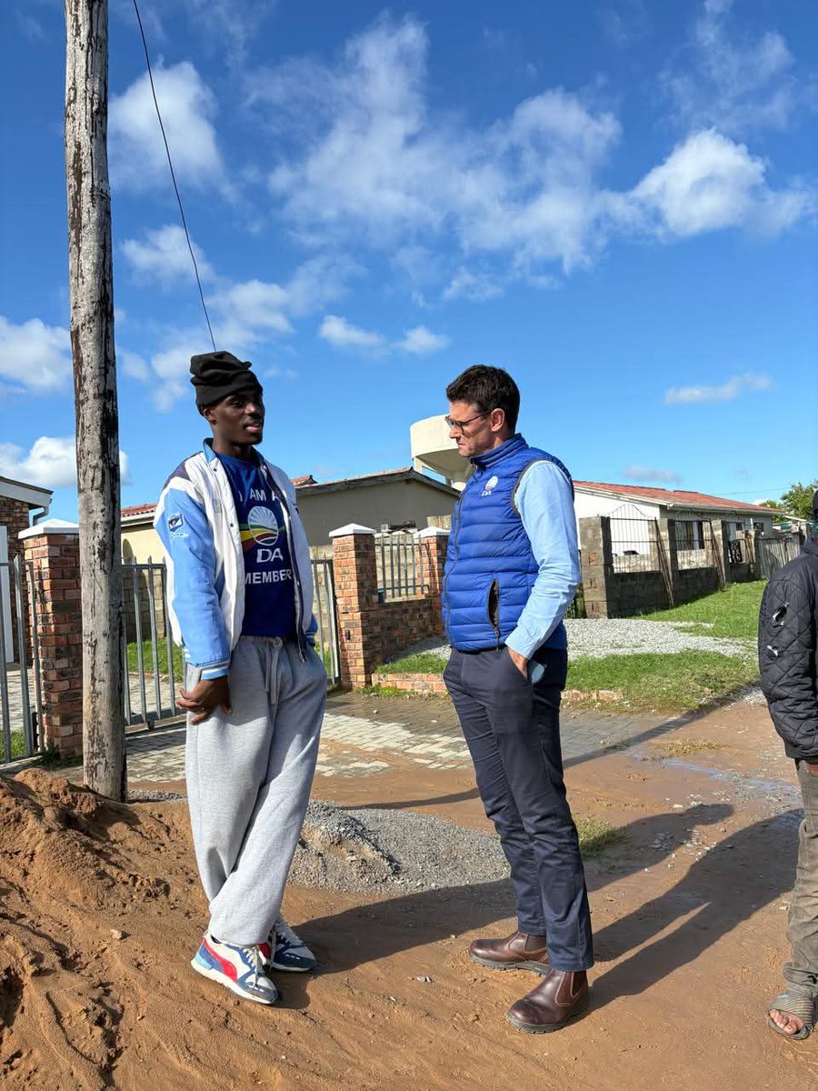 DAEasternCape's tweet photo. Andrew Whitfield, DA EC Leader, is in Port Alfred, reminding voters of the importance of being registered to vote DA in the Local Government Elections. Check your registration status at https://t.co/4asudu6NXS.
⚠️ Remember: You can only vote where you are registered. https://t.co/7ULCDGbrHw