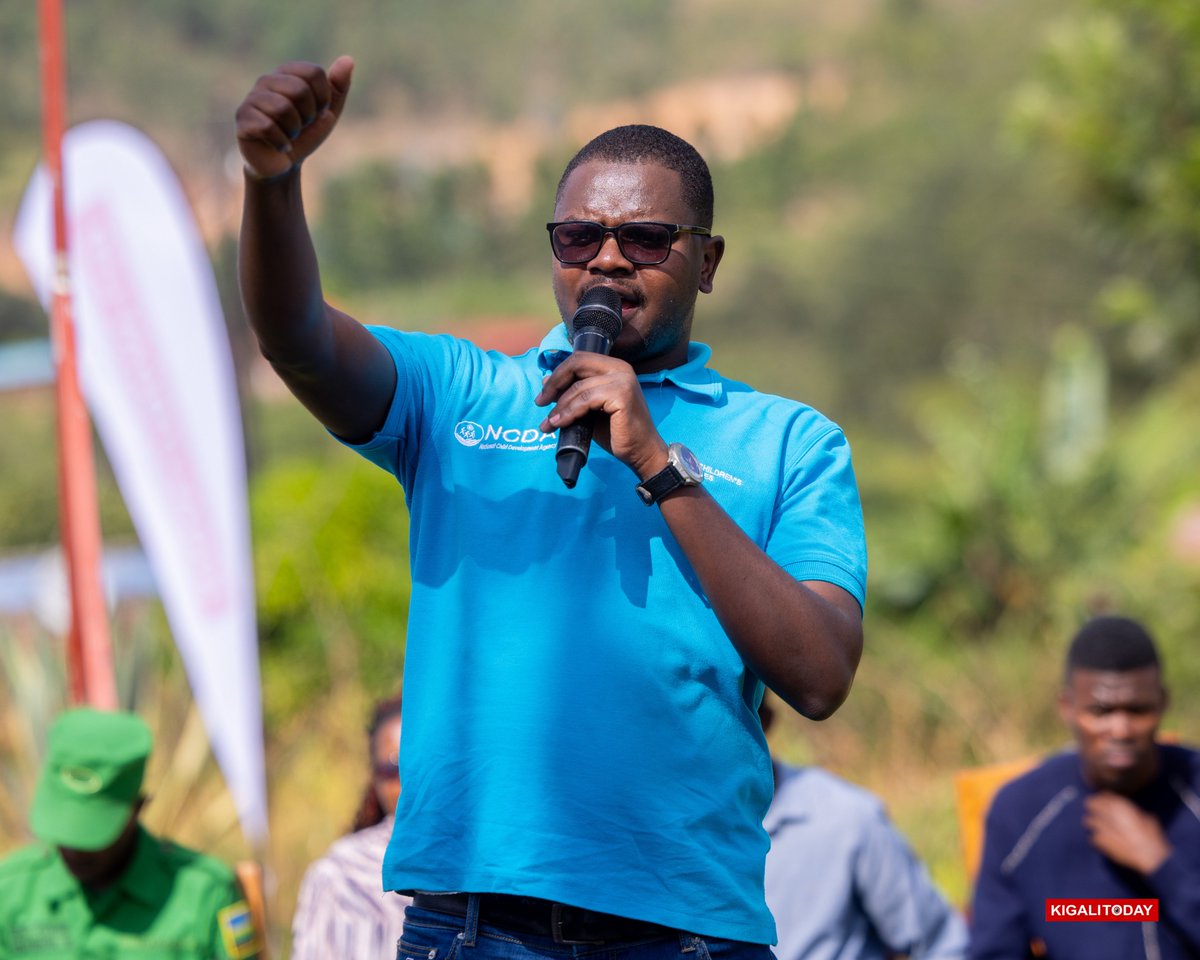 ktradiorw's tweet photo. Mu bukangurambaga bw'ikigo k'Igihugu gishinzwe imikurire no kurengera umwana (NCDA), bwo kurwanya igwingira, ku wa 04 Kamena 2026, ku bufatanye na Kigalitoday, ibigo nderabuzima n'abandi bafatanyabikorwa baganiriye n'abaturage bo mu Murenge wa Gishyita mu Karere ka Karongi.

Muri aka Karere mu bushakashatsi buheruka bugamije kugaragaza ibipimo by’imibereho n’ubuzima mu Rwanda (RDHS), byagaragaye ko gafite 33.5% by'abana bagwingiye, bityo ko hakenewe ingamba mu kurushaho kurwanya iki kibazo