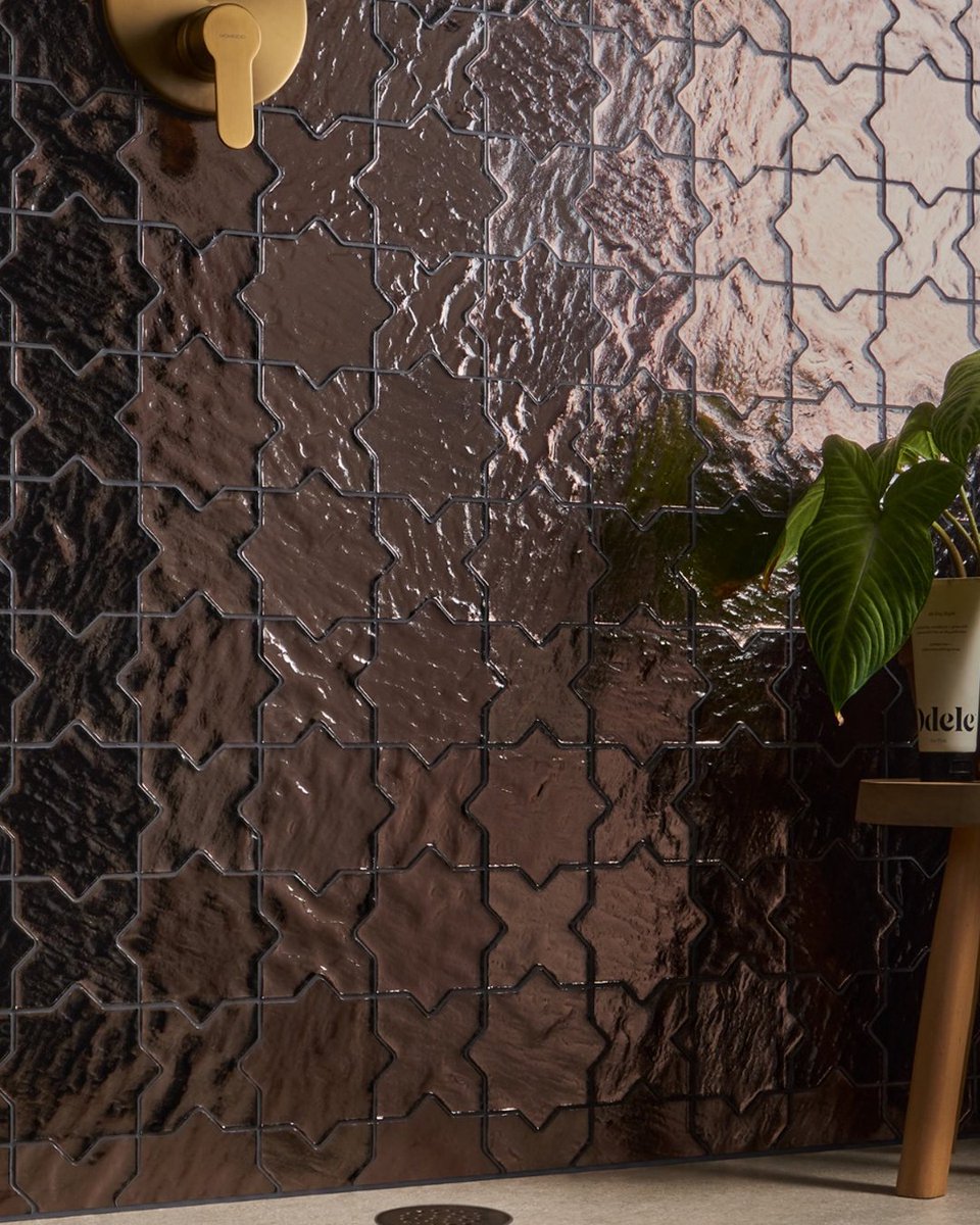 GlobalStoneofNY's tweet photo. This deep bronze tile brings dramatic depth with a handcrafted-inspired pattern and reflective surface that changes beautifully with the light.
DM us for more details.
#HomeTileCenter #LuxuryTile #StatementWall #BathroomDesign #GlossyTile #Soho #Kismet #Bronze #InteriorDesign https://t.co/PHqCX09dBY