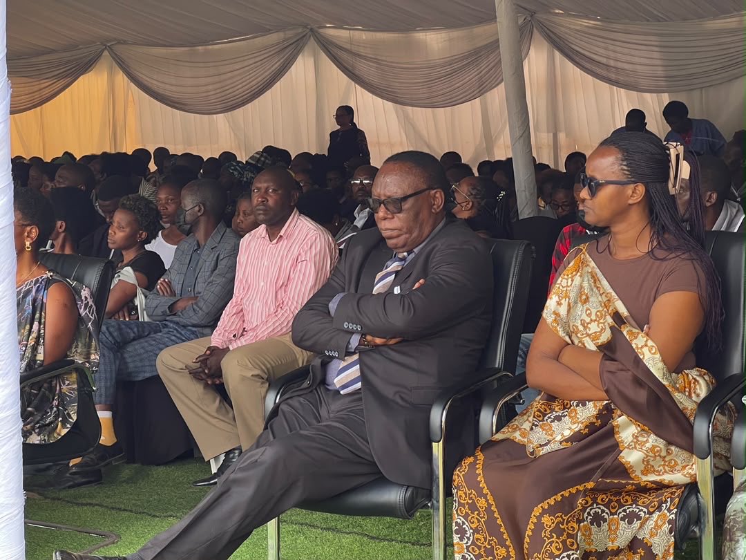 UnityClubRw's tweet photo. Kuri uyu wa 5 Kamena 2026, Abanyamuryango ba Unity Club Intwararumuri bifatanije n’Akarere ka Rulindo mu gikorwa cya #Kwibuka32 Jenoside yakorewe Abatutsi mu 1994, byumwihariko uyu munsi hibutswe abagore n'abana bishwe muri Jenoside yakorewe Abatutsi.

📍 Ku Rwibutso rwa Jenoside rwa Mbogo haruhukiye imibiri isaga 670 y’abazize Jenoside yakorewe Abatutsi.

Umurenge wa Mbogo kwica no gutoteza Abatutsi byatangiye 1992. Umurenge wa Mbogo kandi uza ku mwanya 2 mu mirenge ifite Imiryango yazimye @rulindodistrict 

 Urwibutso rwa Mbogo ni rumwe mu nzibutso esheshatu zibitse amateka ya Jenoside yakorewe Abatutsi mu Karere ka Rulindo.

#Kwibuka32 #TwibukeTwiyubaka