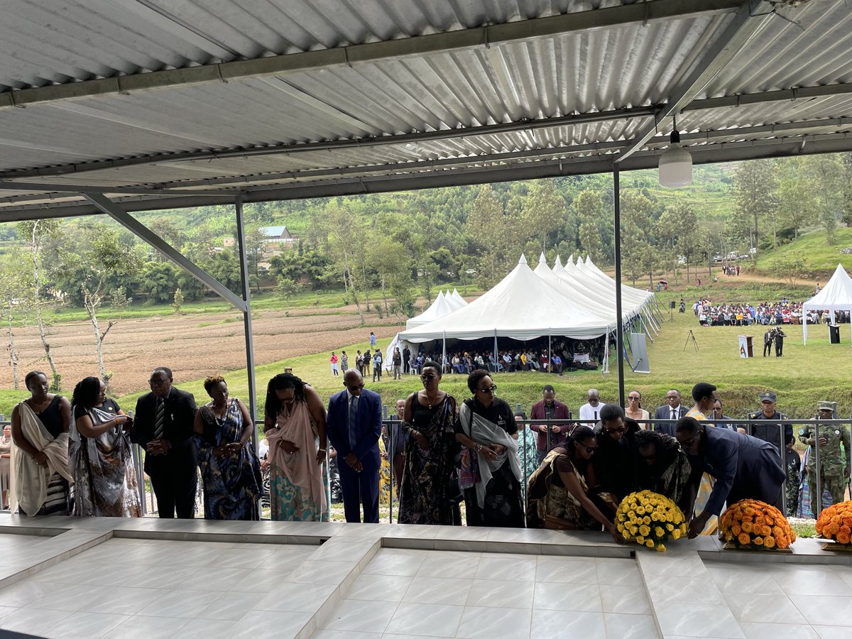 UnityClubRw's tweet photo. Kuri uyu wa 5 Kamena 2026, Abanyamuryango ba Unity Club Intwararumuri bifatanije n’Akarere ka Rulindo mu gikorwa cya #Kwibuka32 Jenoside yakorewe Abatutsi mu 1994, byumwihariko uyu munsi hibutswe abagore n'abana bishwe muri Jenoside yakorewe Abatutsi.

📍 Ku Rwibutso rwa Jenoside rwa Mbogo haruhukiye imibiri isaga 670 y’abazize Jenoside yakorewe Abatutsi.

Umurenge wa Mbogo kwica no gutoteza Abatutsi byatangiye 1992. Umurenge wa Mbogo kandi uza ku mwanya 2 mu mirenge ifite Imiryango yazimye @rulindodistrict 

 Urwibutso rwa Mbogo ni rumwe mu nzibutso esheshatu zibitse amateka ya Jenoside yakorewe Abatutsi mu Karere ka Rulindo.

#Kwibuka32 #TwibukeTwiyubaka