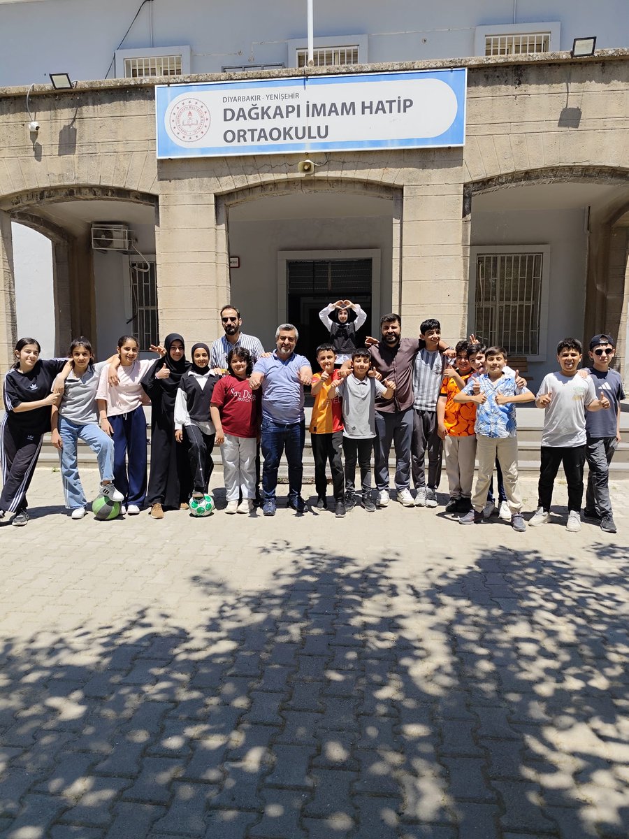 tugvadiyarbakir's tweet photo. Ortaokul Koordinatörlüğümüzün #SelamVer etkinliğinde kıymetli öğrencilerimizle bir araya geldik.
☀️🏫#YazOkulu programımızı tanıtarak bilgilendirici ve keyifli sohbetler gerçekleştirdik.🤗
Öğrenme ve gelişim dolu bir yaz için tüm öğrencilerimizi Yaz Okulumuza bekliyoruz. #TÜGVA https://t.co/HUyCtHh6GH