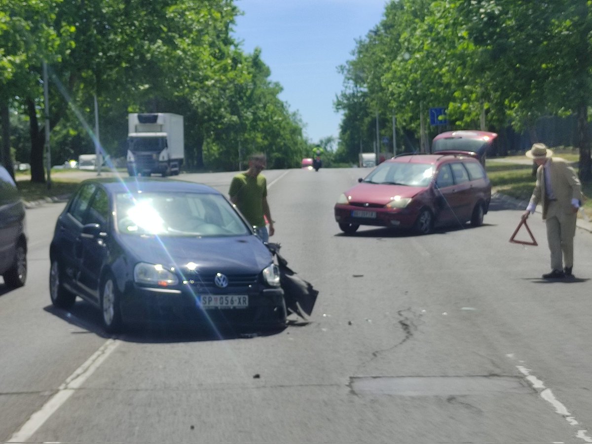 sofranije's tweet photo. 13 : 30h
Kod ulaza na Bežan. groblje

Nije jasno kako su uspeli da se sudare
Prav put...redak saobraćaj
Dve trake u jednom smeru
Dve u drugom
Jedan vozač deda
Drugi vozač klinac
Spoj mladosti i iskustva https://t.co/pQwFG8qT4J
