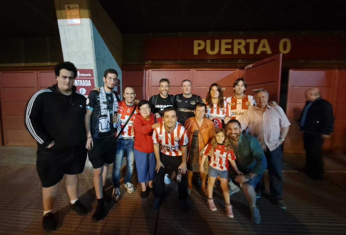 PLogrones's tweet photo. Dos perlas más de la galería. 
Dos leyendas del club, dos de los nuestros, una vez del Logroñes siempre del Logroñes.
⚪️🔴
@SDLogrones https://t.co/9Q0xctOreJ