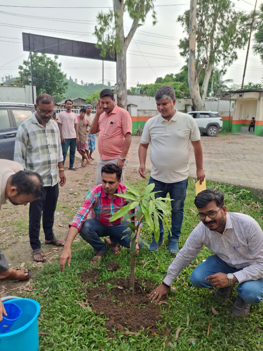 FCIDOBongaigaon's tweet photo. Today, on the occasion of World Environment Day, Sh.Shrawan Kumar Singh,DM,FCI DO,Bongaigaon participated in Plantation Drive at CWC Jogighopa.A few Officiers &amp;  Officials from FCI &amp; CWC was present. 
"Inspired by Nature.For Climate.For Our Future."
@FCI_India @AssamFci @fci_ne https://t.co/JgbCudohcw