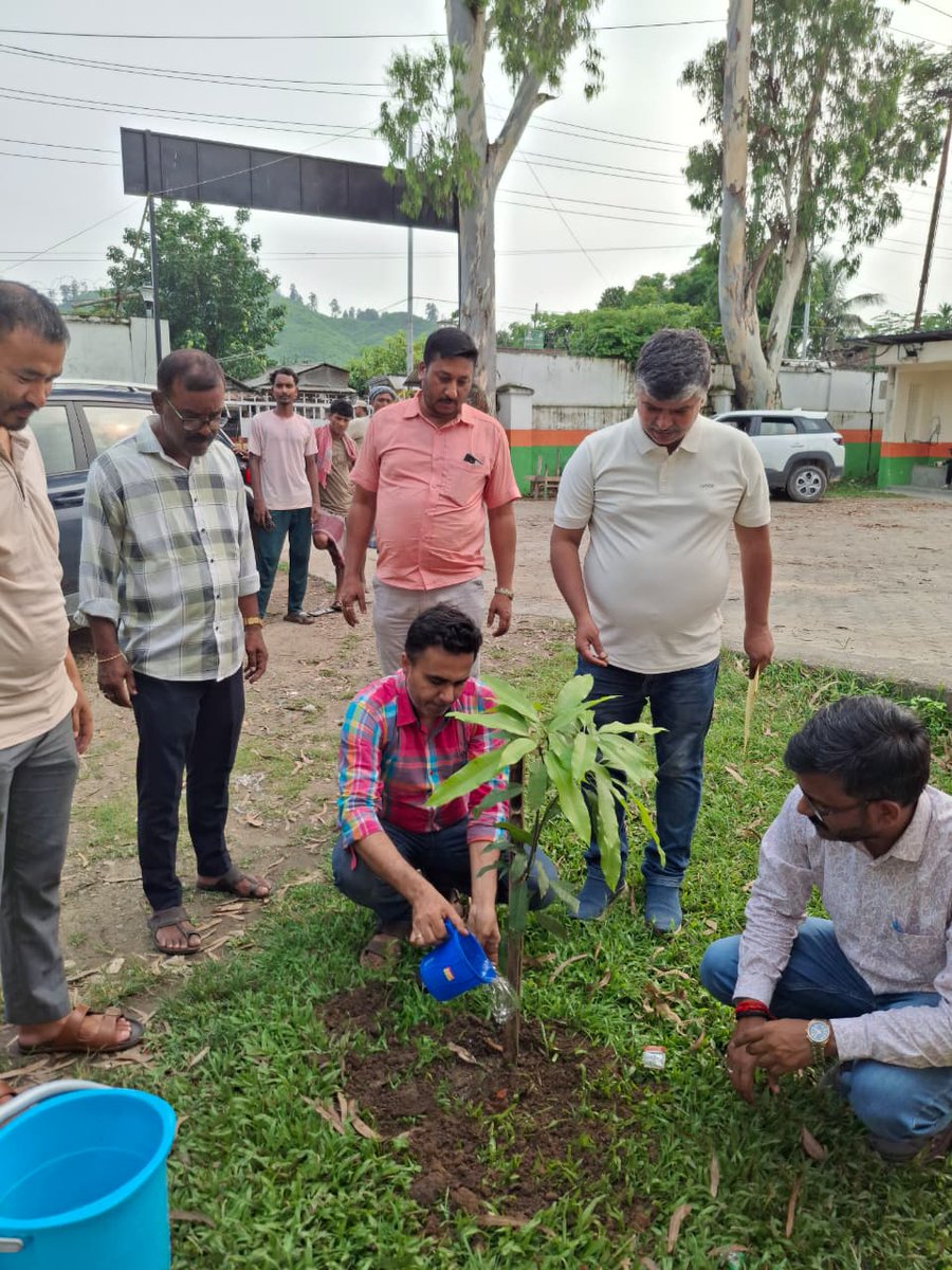 FCIDOBongaigaon's tweet photo. Today, on the occasion of World Environment Day, Sh.Shrawan Kumar Singh,DM,FCI DO,Bongaigaon participated in Plantation Drive at CWC Jogighopa.A few Officiers &amp;  Officials from FCI &amp; CWC was present. 
"Inspired by Nature.For Climate.For Our Future."
@FCI_India @AssamFci @fci_ne https://t.co/JgbCudohcw