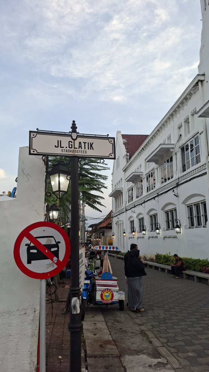 Otniel12_'s tweet photo. Kota Lama Surabaya kalau sore pas pulang kerja tuh suasana nya pas banget, ga terlalu rame tapi tetep syahdu. Tenang dan tidak berisik. https://t.co/CYlEWKlPCo