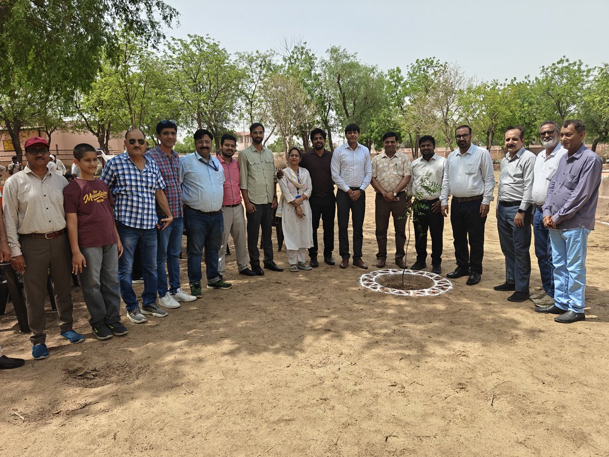 HabitatHealer's tweet photo. पर्यावरण दिवस पर 
राष्ट्रीय उष्ट्र अनुसंधान केंद्र बीकानेर द्वारा आयोजित कार्यशाला में मुख्य वक्ता के रूप में शामिल हुआ।  “वृक्षारोपण बनाम पारिस्थितिकी बहाली : वास्तव में प्रकृति की असल जरूरत क्या है “ विषय पर अपनी बात रखी और डाबला तालाब में जारी हमारी इकोसिस्टम रेस्टोरेशन गतिविधियों के आधार पर यह समझाया कि इकोसिस्टम रेस्टोरेशन कैसे किया जा सकता है । संस्थान के निदेशक आदरणीय डॉ अनिल जी पूनिया साहब और समस्त स्टाफ का हार्दिक आभार । इस अवसर पर हमारे महाविद्यालय के प्राचार्य आदरणीय डॉ राजेन्द्र जी पुरोहित सर का सानिध्य भी मिला । #WorldEnvironmentDay #FamilialForestry