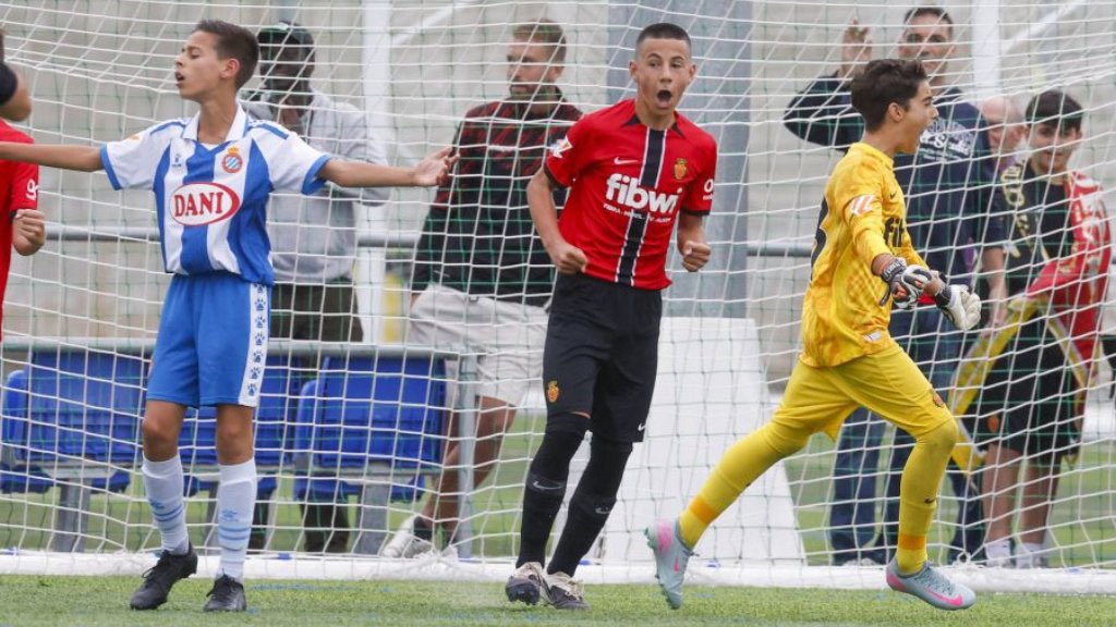 albertocercos's tweet photo. Juan José Pla Cortés. El '5' del @RCD_Mallorca en #LALIGAFCFUTURES. Es un portento físico y tiene una salida de balón superlativa. Muy top el central.

Pero hay más: los 10 jugadores que me han llamado la atención durante esta mañana.

Mucha magia. 🪄

➡️ https://t.co/CGMYgwSEDz https://t.co/rcCsFTOVUp