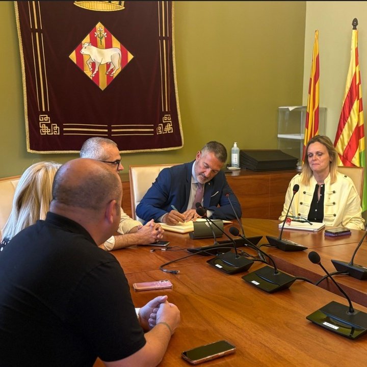 empresacat's tweet photo. 🏛️ El @ConsellerSamper visita avui #LesGarrigues per mantenir reunions institucionals amb @ajunt_arbeca, les Borges Blanques i @Aj_deJuneda.

🤝 Trobades per conèixer de primera mà els reptes, les necessitats i les oportunitats dels municipis i reforçar la col·laboració. https://t.co/5HAPJpqZD2