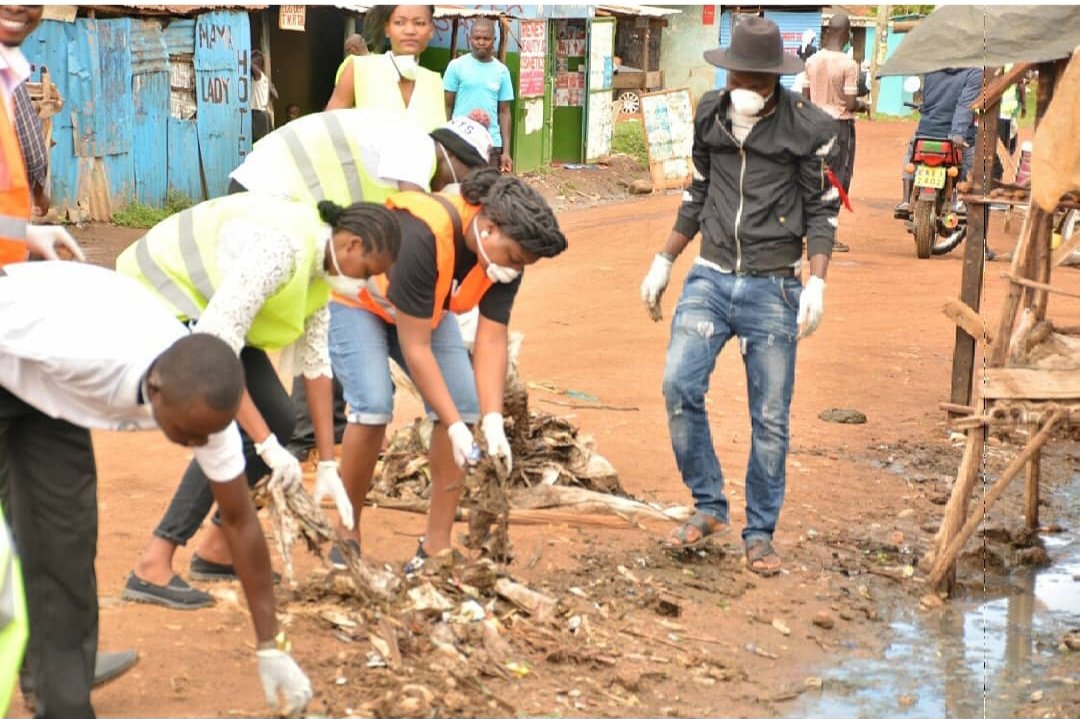 gettie_olingo's tweet photo. 🌍 World Environment Day 2026
A throwback to our community clean-up at Kasawino Market, Manyatta, Kisumu, in April 2019.
From clean-ups to tree planting and bamboo advocacy, the commitment to a greener future continues.
🌱 Every action counts.
#WorldEnvironmentDay #ClimateAction https://t.co/JHeS68VQsp