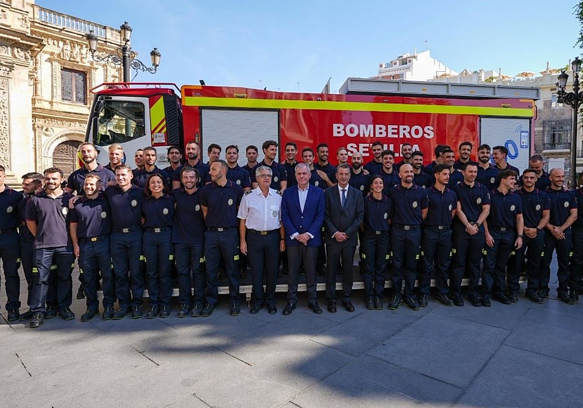 BOMBEROSCSIF's tweet photo. En @Ayto_Sevilla los últimos 45 BOMBEROS 👨‍🚒👩‍🚒 no sólo no tuvieron una FORMACIÓN DE CONDUCCIÓN EN EMERGENCIAS sino que fueron lanzados a su suerte por un SERVICIO DE BOMBEROS SIN ESTRUCTURA SIN MANDO Y SIN CRITERIOS RESPONSABLES HOMOGÉNEOS.

De vergüenza ajena Sr. @jlsanzalcalde https://t.co/oL7tuLUA5P