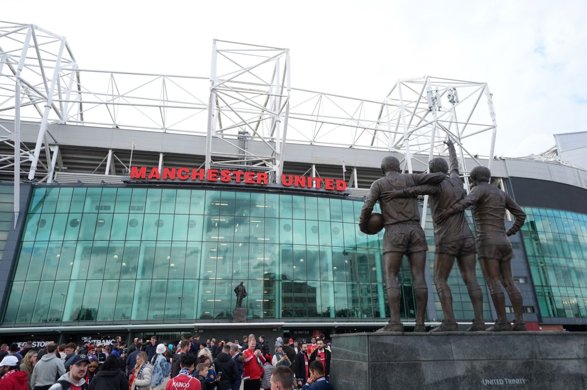 utdreport's tweet photo. #mufc are looking at tapping the private placement market to refinance $425m of debt due next year. 

United are in early discussions with banks, and don’t yet have firm plans for how it will refinance the debt.

The potential refinancing comes as some members of the Glazer family debate whether to sell their stakes in the football club [@business]
