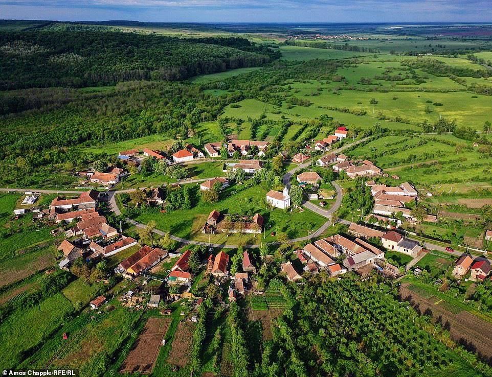 cityaestheticss's tweet photo. I love these circle towns.

Housing with large gardens in the back on the outside of the circle.

Public spaces, buildings and churches in the middle. https://t.co/YbWJkBzzqC