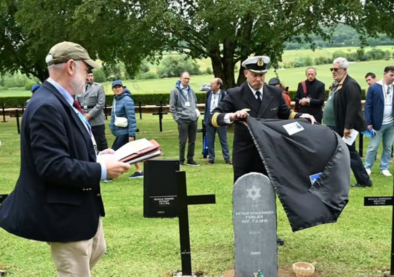 LDJuive's tweet photo. Lorraine : Des Allemands tombés en 14-18 retrouvent leur identité juive
https://t.co/A8gxdO51Bd https://t.co/sI0fmcbF3P