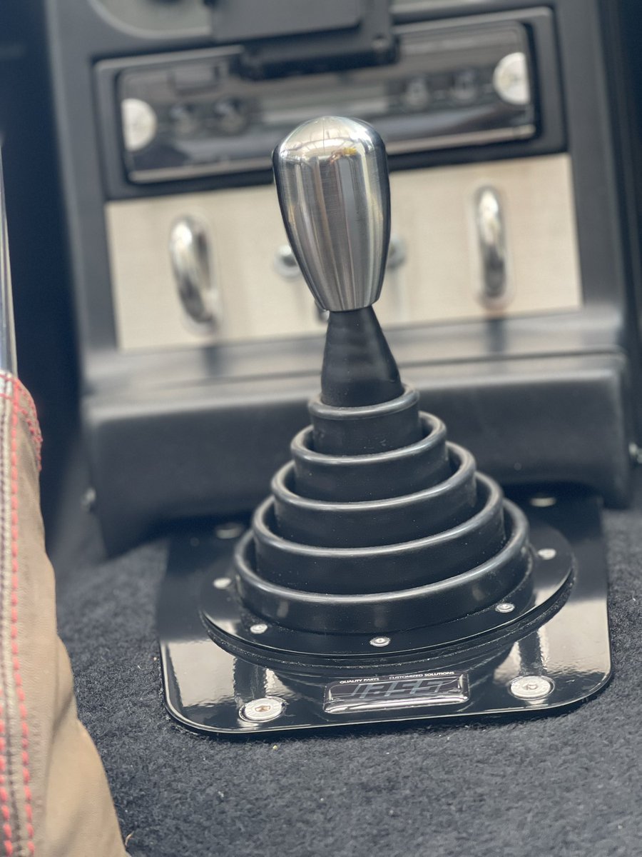 daisuke2000gt's tweet photo. 数年前にセンターコンソールレス化したロードスター、シフトブーツだけめちゃくちゃてきとーな汎用品を被せただけになってましたがやっとソレっぽい物を装着。シフトノブ下のブーツが届かなくて露出しちゃう所はサビを落として黒く塗装。ちょっとクラシック感なくなっちゃったけど、まあいいか。 https://t.co/BJI3WLZVDZ