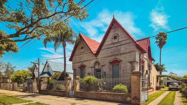 pidopalabra's tweet photo. ¡De la Pampa Gringa al mundo! 🌾 #ZenónPereyra fue elegido por la ONU Turismo entre los 8 mejores pueblos de Argentina para el certamen Best Tourism Villages. 

​Trazado masónico, el misterio de las 33 calles y la mística fierrera del Museo Bucci. Dialogamos con Nicolás Salcedo sobre el hito que conmociona a la región. 

​La nota en Pido la Palabra 📲 
https://t.co/1ejVqyWbsM