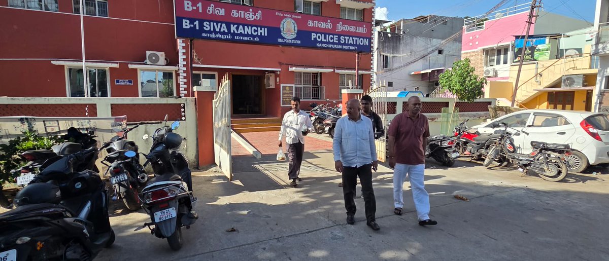 RevanthCh_'s tweet photo. Former Vinukonda YSRCP MLA Bolla Brahma Naidu arrested by @cyberabadpolice in Kanchipuram on Friday for in connection with creating fake GOs and false official records to encroach 10 acres of govt land worth approx Rs 1,000 crore in Gandipet. @NewIndianXpress @XpressHyderabad https://t.co/RQ0gvO5ZlG