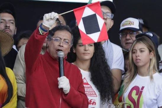 davidcancino's tweet photo. Los que nos sacaron está bandera de la muerte por ser oposición están llorando porque señoras ex uribistas se están poniendo la camiseta de la selección.

De mi parte solo asco, desprecio y rechazo al que vote, apoye o respalde cualquier proyecto de izquierda. https://t.co/DMyqUyN4mc