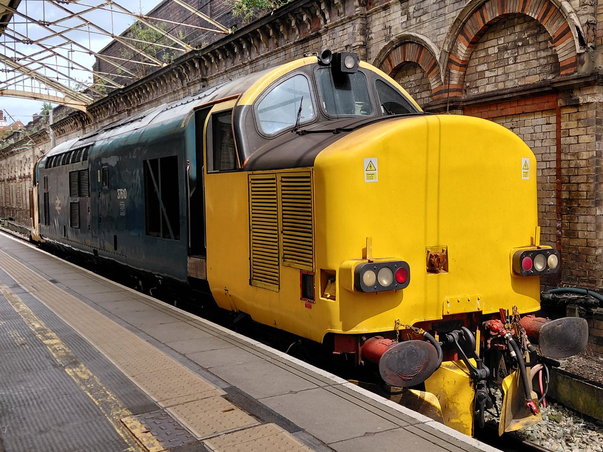 TrainiacV41582's tweet photo. 37610 at Crewe today platform 1 https://t.co/Z3FZ0nGdFz