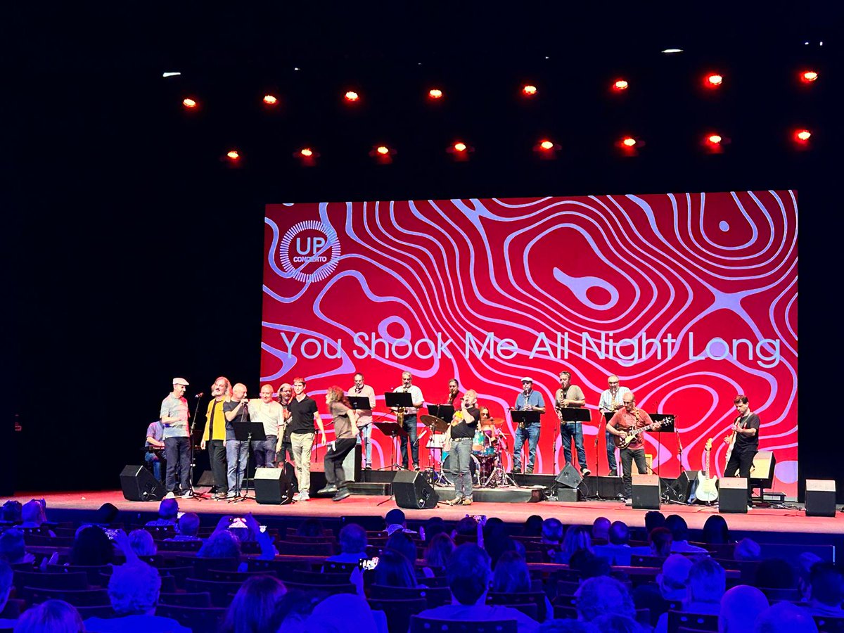 UPXixon's tweet photo. 😍 ¡Qué gran tarde ayer en Laboral Ciudad de la Cultura! 

🕺 El alumnado de las Aulas de Música pop-rock de la UP hizo disfrutar y bailar a las casi 500 personas reunidas en el Teatro de La Laboral. 

🤩 ¡Gracias por ser parte de la UP!

@Culturagijon #cómoprestalaup https://t.co/fbZL0tUJ5p