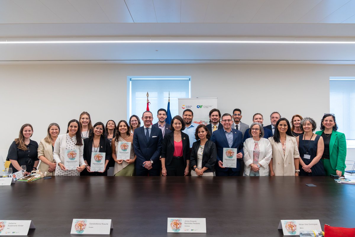 Red_Carolina's tweet photo. @emaropi @PuriCausapi @peplobera @desdelamoncloa 📣Clausuran esta fase III del Programa formativo sobre valores e instituciones democráticas para líderes de América Latina y el Caribe: @Eva_Granados #SECI @MAECgob  @emaropi dir. #FC y Antonio Morales @AgendaCAF https://t.co/W8b6gF3MS6