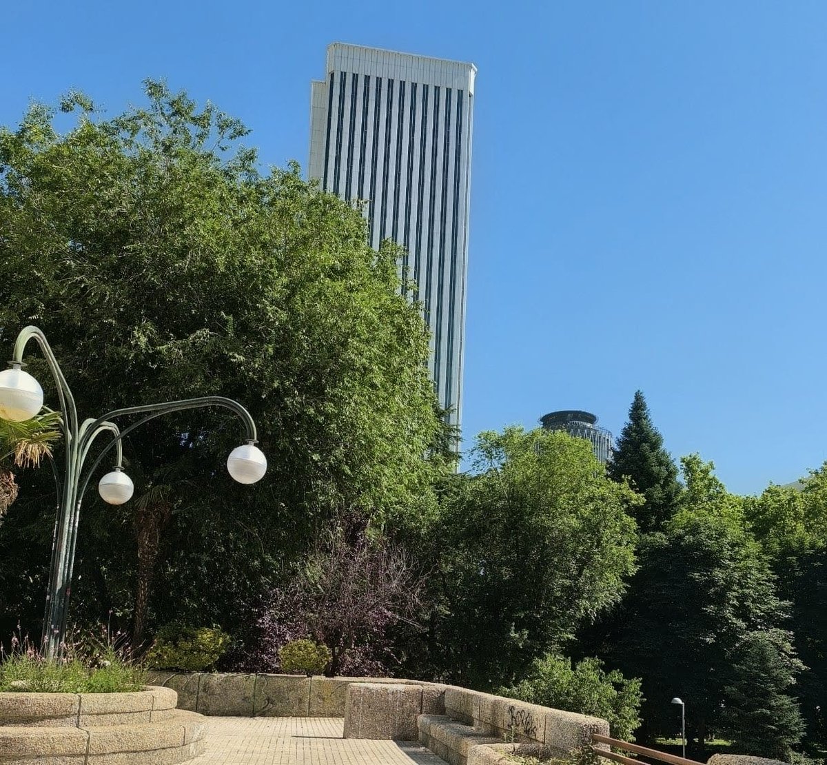 asocvec4Ctetuan's tweet photo. El Ayuntamiento promete en el nuevo AZCA 1.000 nuevos árboles y, en el parque Pablo Ruiz Picasso "una gran pradera y cursos de agua".

Hemos contado en ese parque  367 árboles, muchos de ellos maduros, plantados en los años 80.

No hablamos de cuatro árboles sueltos. https://t.co/WhpVmnzv0G