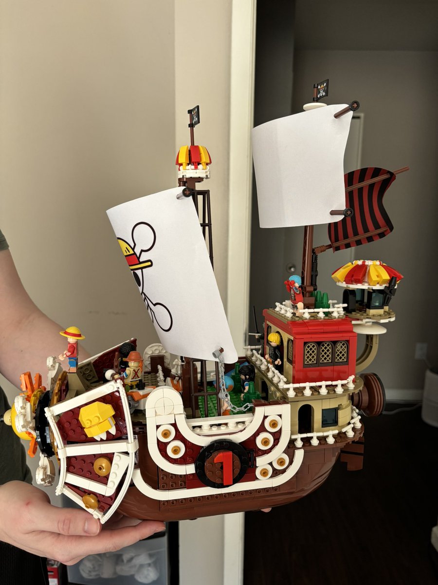 jennaize's tweet photo. @aicaid and i recently finished building this one piece set!! it's so cool 🏴‍☠️
#onepiece https://t.co/RCwvV0lzAj