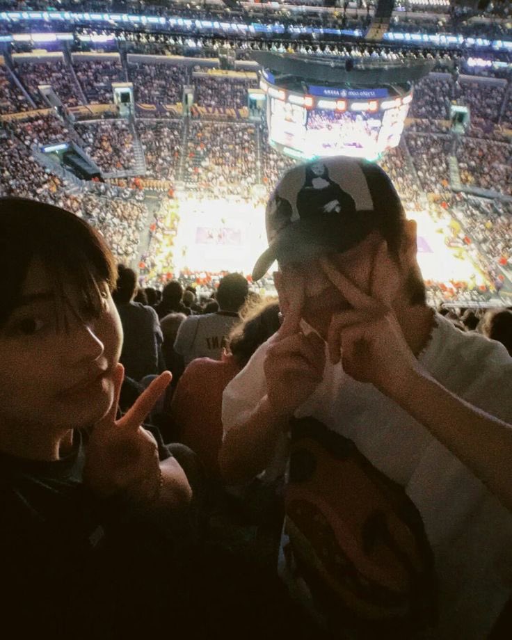 poooomu2's tweet photo. 렝원 셀카? 💙🧡 https://t.co/ARM47l8dVW