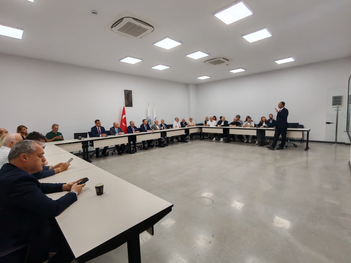 amchamtr's tweet photo. Denizli Tekstil ve Hazır Giyim Vizyon Panelimiz öncesinde, TABA-AmCham heyeti olarak Denizli Ticaret Odası bünyesindeki Denizli Model Fabrika’yı ziyaret ettik.

Ziyarette fabrikanın çalışmaları ve sanayiye katkıları hakkında bilgi aldık, ardından uygulama alanları ve yalın üretim atölyelerini yerinde inceledik.
Programda, Moda ve Hazır Giyim Federasyonu (MHGF) Başkanı Sn. Hüseyin Öztürk, Denizli Tekstil ve Giyim Sanayicileri Derneği (DETGİS) Başkanı Sn. Halil Erdoğan ile çeşitli sivil toplum kuruluşlarının başkan ve temsilcileri yer aldı.
TABA-AmCham heyetinde ise Yüksek İstişare Kurulu Üyemiz Sn. Prof. Dr. Musa Pınar, Tekstil-Hammadde Komite Başkanımız Sn. Mehmet Durdu Akan ve Executive Directorümüz Sn. Kenan Taban yer aldı.
Nazik ev sahiplikleri için Denizli Ticaret Odası, MHGF, DETGİS ve Denizli Model Fabrika yönetimine teşekkür ederiz.

#TABAAmCham #Denizli #DenizliModelFabrika #DenizliTicaretOdası #Tekstil #HazırGiyim #MHGF #DETGİS #Sanayi #Verimlilik