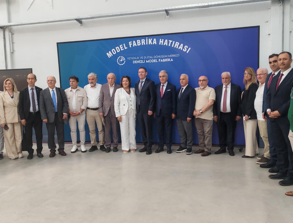 amchamtr's tweet photo. Denizli Tekstil ve Hazır Giyim Vizyon Panelimiz öncesinde, TABA-AmCham heyeti olarak Denizli Ticaret Odası bünyesindeki Denizli Model Fabrika’yı ziyaret ettik.

Ziyarette fabrikanın çalışmaları ve sanayiye katkıları hakkında bilgi aldık, ardından uygulama alanları ve yalın üretim atölyelerini yerinde inceledik.
Programda, Moda ve Hazır Giyim Federasyonu (MHGF) Başkanı Sn. Hüseyin Öztürk, Denizli Tekstil ve Giyim Sanayicileri Derneği (DETGİS) Başkanı Sn. Halil Erdoğan ile çeşitli sivil toplum kuruluşlarının başkan ve temsilcileri yer aldı.
TABA-AmCham heyetinde ise Yüksek İstişare Kurulu Üyemiz Sn. Prof. Dr. Musa Pınar, Tekstil-Hammadde Komite Başkanımız Sn. Mehmet Durdu Akan ve Executive Directorümüz Sn. Kenan Taban yer aldı.
Nazik ev sahiplikleri için Denizli Ticaret Odası, MHGF, DETGİS ve Denizli Model Fabrika yönetimine teşekkür ederiz.

#TABAAmCham #Denizli #DenizliModelFabrika #DenizliTicaretOdası #Tekstil #HazırGiyim #MHGF #DETGİS #Sanayi #Verimlilik