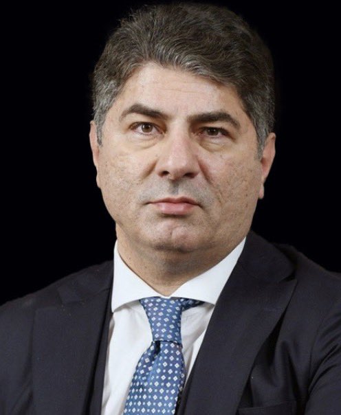 osportstr's tweet photo. Merih Demiral dedin kulübü göndermeyeceğiz dedi.

Luis Suarez dedin kulübü satmıyoruz dedi.

Hakan Çalhanoğlu durumu belirsiz.

Mason Greenwood durumu belirsiz.

Saydığın isimler 150 milyon Euro ediyor.

Hakan Safi hayal satıyor. Oy vereceklere gerçekçi düşünmelerini öneririm. https://t.co/w7r1JiGuXs