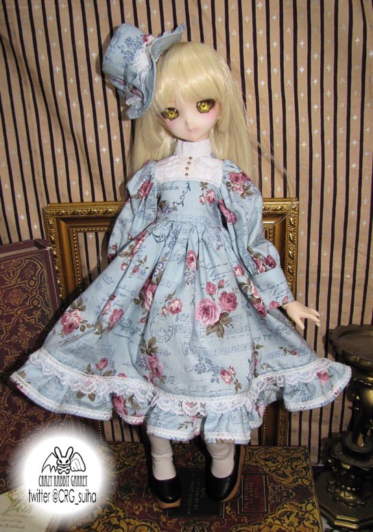 DC_TwinkleStars's tweet photo. @CRG_suiha 【委託品情報】
CRG(@CRG_suiha )様
・薔薇柄ワンピース

SDM/MDDサイズ
お値段　7500円
最後にご紹介するのはこちらのワンピ‼️
帽子とリボンがついており、シックにもガーリーにもできちゃいます💕
ぜひぜひ、見に来てくださいねー‼️
#DollCafeTwinkleStars https://t.co/v3mVtw61ue