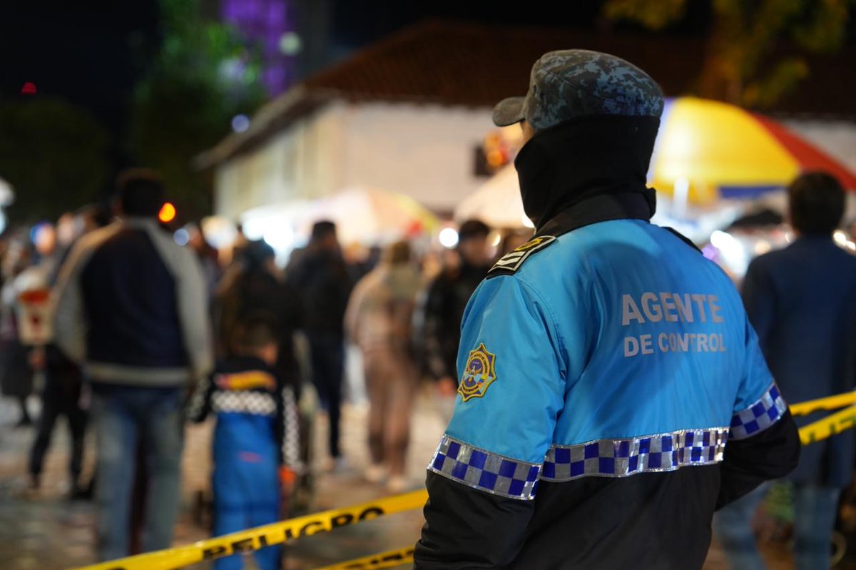 GuardiaCuenca's tweet photo. #GuardiaCiudadana mantiene presencia permanente durante el desarrollo de la procesión por el #CorpusChristi y la #FiestaMásDulceDelAño, desplegando su contingente operativo para reforzar el #OrdenControlSeguridad y brindar tranquilidad a ciudadanos, visitantes y turistas https://t.co/TinyKF9nar