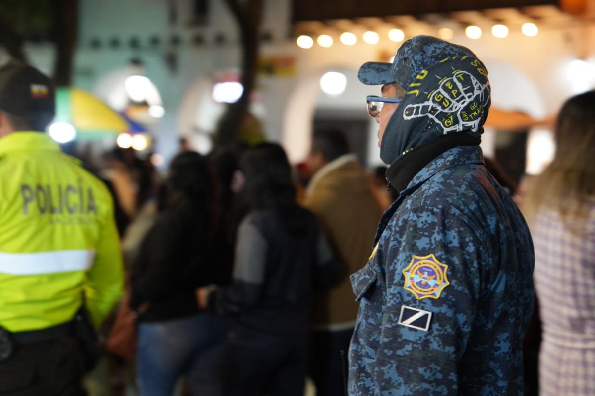 GuardiaCuenca's tweet photo. #GuardiaCiudadana mantiene presencia permanente durante el desarrollo de la procesión por el #CorpusChristi y la #FiestaMásDulceDelAño, desplegando su contingente operativo para reforzar el #OrdenControlSeguridad y brindar tranquilidad a ciudadanos, visitantes y turistas https://t.co/TinyKF9nar