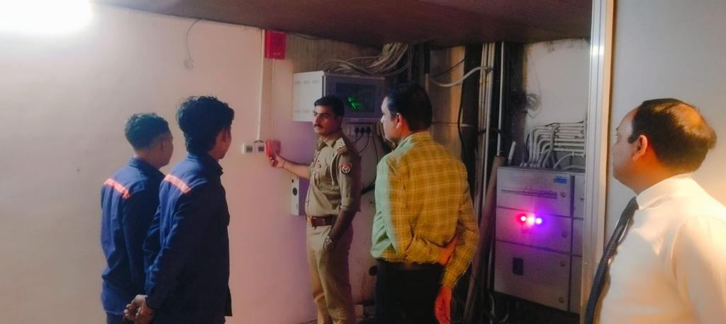 kanpurdehatfire's tweet photo. महानिदेशक उत्तर प्रदेश अग्निशमन तथा आपात सेवा महोदय के आदेशानुसार एवं sp महोदया  व cfo महोदय के निर्देशन में fsso माती  द्वारा अग्निसुरक्षा के दृष्टिगत  होटल भवनों में मानकों के अनुसार अग्निशमन व्यवस्थायें, अवरोधमुक्त निकास,पर्याप्त वेन्टीलेशन,विद्युत सुरक्षा ऑडिट आदि किया गया। https://t.co/iojy89cJEf