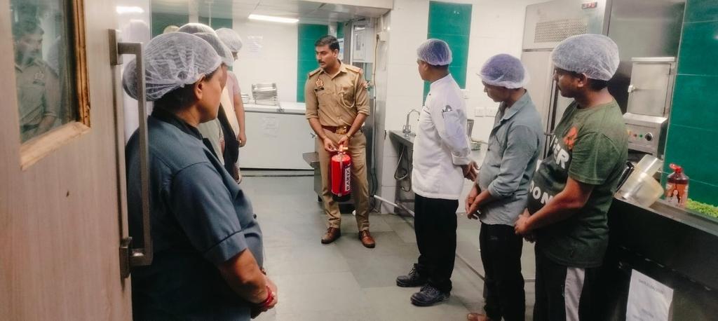kanpurdehatfire's tweet photo. महानिदेशक उत्तर प्रदेश अग्निशमन तथा आपात सेवा महोदय के आदेशानुसार एवं sp महोदया  व cfo महोदय के निर्देशन में fsso माती  द्वारा अग्निसुरक्षा के दृष्टिगत  होटल भवनों में मानकों के अनुसार अग्निशमन व्यवस्थायें, अवरोधमुक्त निकास,पर्याप्त वेन्टीलेशन,विद्युत सुरक्षा ऑडिट आदि किया गया। https://t.co/iojy89cJEf