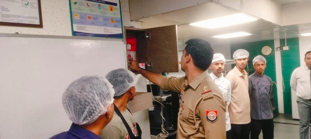 kanpurdehatfire's tweet photo. महानिदेशक उत्तर प्रदेश अग्निशमन तथा आपात सेवा महोदय के आदेशानुसार एवं sp महोदया  व cfo महोदय के निर्देशन में fsso माती  द्वारा अग्निसुरक्षा के दृष्टिगत  होटल भवनों में मानकों के अनुसार अग्निशमन व्यवस्थायें, अवरोधमुक्त निकास,पर्याप्त वेन्टीलेशन,विद्युत सुरक्षा ऑडिट आदि किया गया। https://t.co/iojy89cJEf