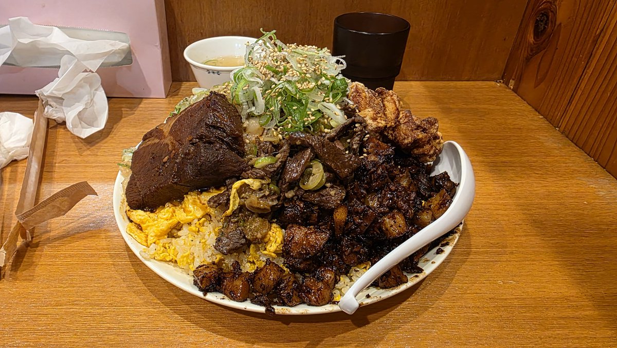 kazu_ver_ka's tweet photo. 今日も元気に #ニクメシヤ ( 'ω')
相変わらずオーダー見て俺らが来たとわかったらしいw

まぁだいたいもう1人のせいだよねと思いたい( ˇωˇ )
つか後ろにいたお姉さん方も常連さんみたいでやっぱり夜のが常連は行きやすいのがあるよね。

ちなみに今回約3000円のチャーハンやで(更に焼きそばテイクアウト)…とりあえず米が足りなくてお持ち帰りしたので残りの具材使って明日ジェネリックニクメシヤチャーハンにします( 'ω')✨

今度プラモ用のターンテーブル持っていこうか…