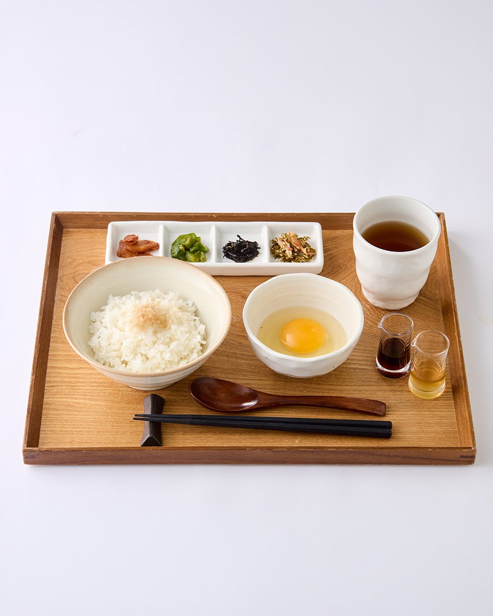kinotoya's tweet photo. 【リニューアル】ユートピアのたまごかけごはん

ファーム店でご提供している、きのとや直営農場の平飼いたまごを使用した、こだわりのたまごかけごはんがリニューアルいたしました🥚

厳選したお醤油に加え、「ねこんぶだし」をご用意。
たまごのおいしさを引き立て、より深みのある味わいをお楽しみいただけます。

さらに、たまごかけごはんに合うよう香の物も見直し、お米は北海道蘭越町産「ゆめぴりか」を使用。

素材の美味しさが際立つ一杯を、ぜひご賞味ください。

----------------------------------------

「ユートピアのたまごかけごはん」
単品　660円(税込)
コーヒー or ティー付き　1,050円(税込)
ケーキセット(コーヒー or ティー付き)　1,600円(税込)

※カフェオレ・ミルクティーは＋110円

【販売店舗】ファーム店　
ご提供時間：10時〜15時
https://t.co/4nTItuSmrv

----------------------------------------
#きのとや
#ユートピアのたまごかけごはん