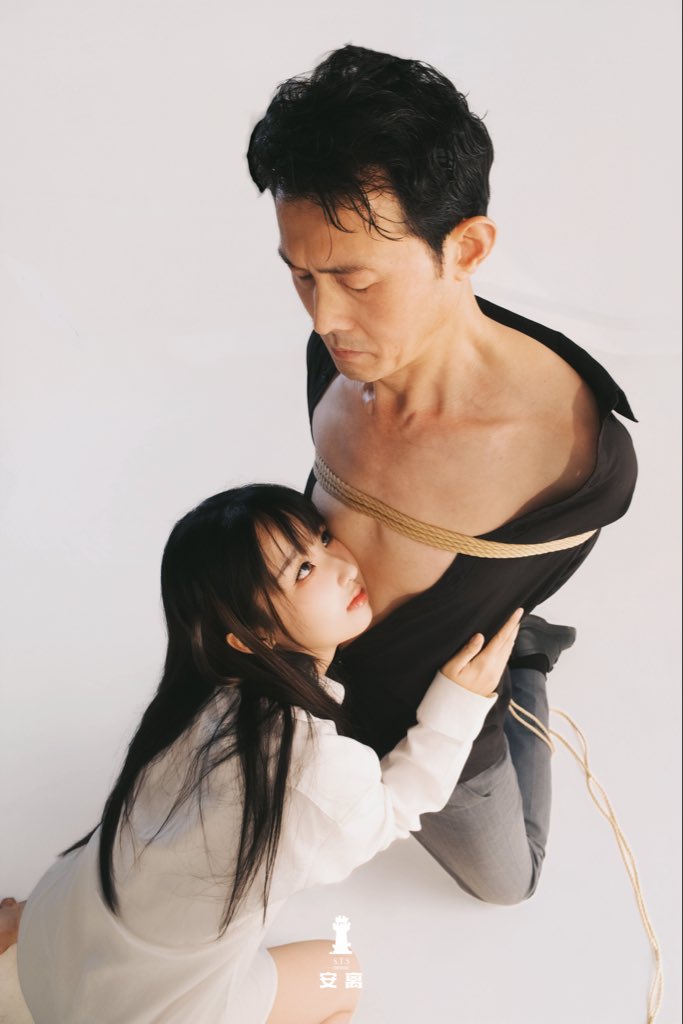 WateringRow's tweet photo. Daddy is dommed by his little girl🥺

@surpre4 
📷@Anli_028 
#daddyissues #daddydomlittlegirl 

All actions were carried out with informed consent, and no actual violence occurred. https://t.co/zFu4c1pM7q