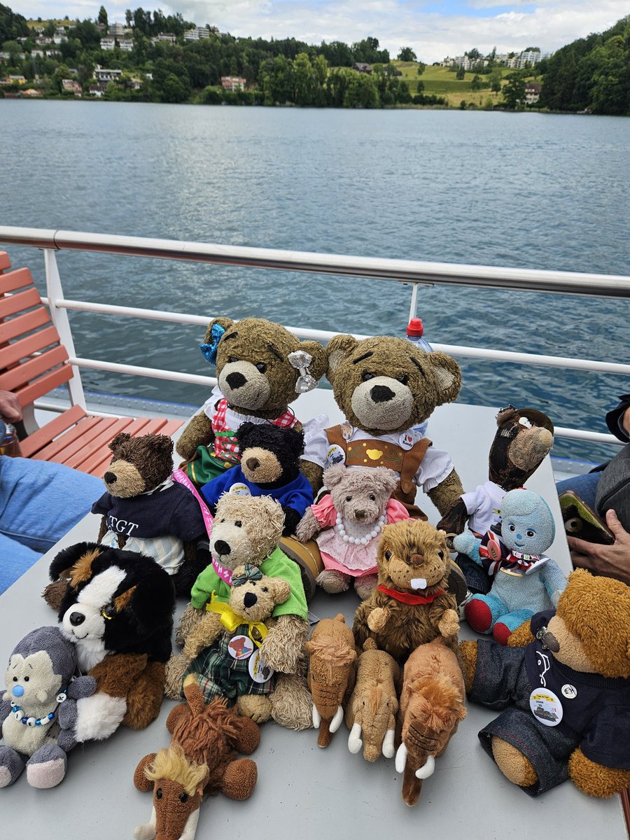 BearsPipe's tweet photo. On a cruise on lake Lucerne #SwissTweetup https://t.co/VBJurPrXxC