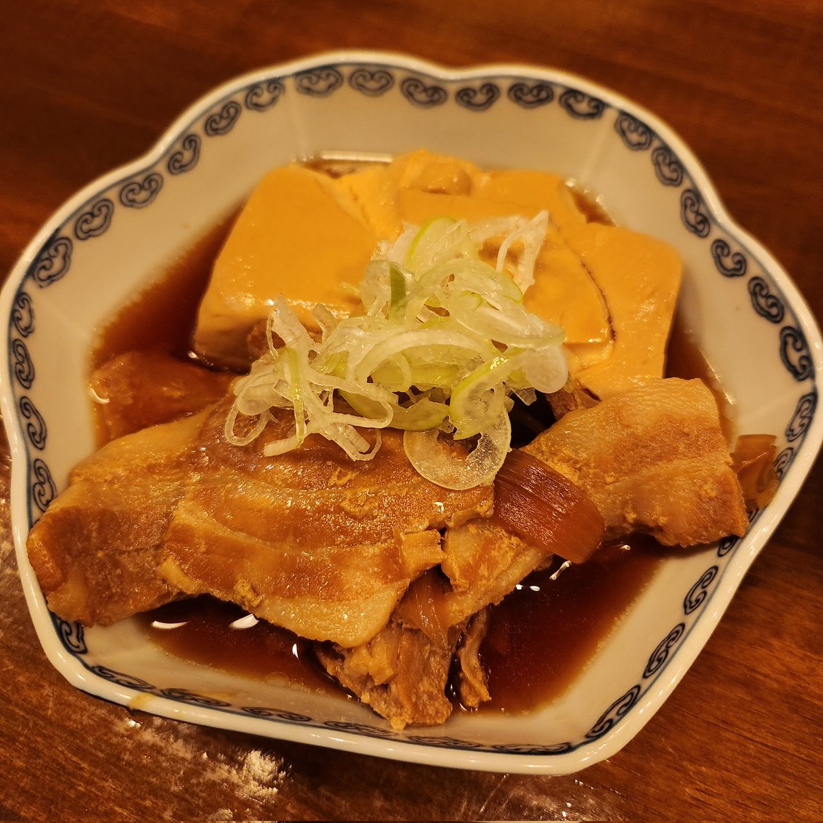 chanjun1206's tweet photo. 本日は昭和の雰囲気で乾杯🍻
店内は懐かしの歌謡曲、カウンターには女将さんがいて素敵なお店でした☺️おすすめの肉豆腐はもちろん、コロッケやさつま揚げも美味しい～🤤このウスターソースは唯一清澄白河だけで作っているんですって😳
#酔鯨 純米吟醸生酒 吟の夢🍶
#夏の赤鹿毛 🍸
#富岡一丁目の夕陽 https://t.co/pASbbcvZW6